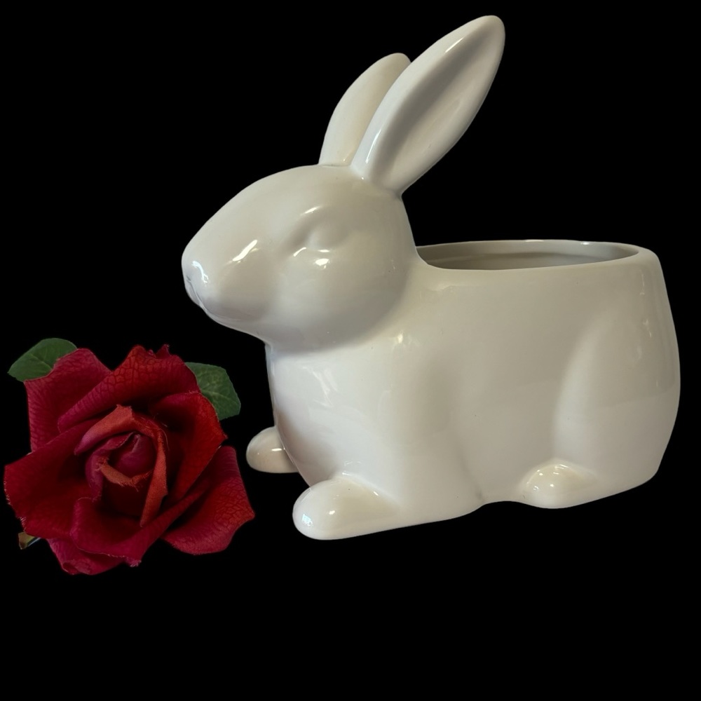 Crescent enterprise co. LTD. White Easter bunny planter vase LIKE NEW Felt pads